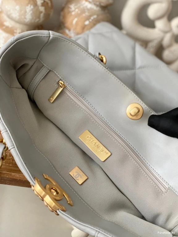 First Bag Ru BAG CHANEL 19 SHOPPING 0817